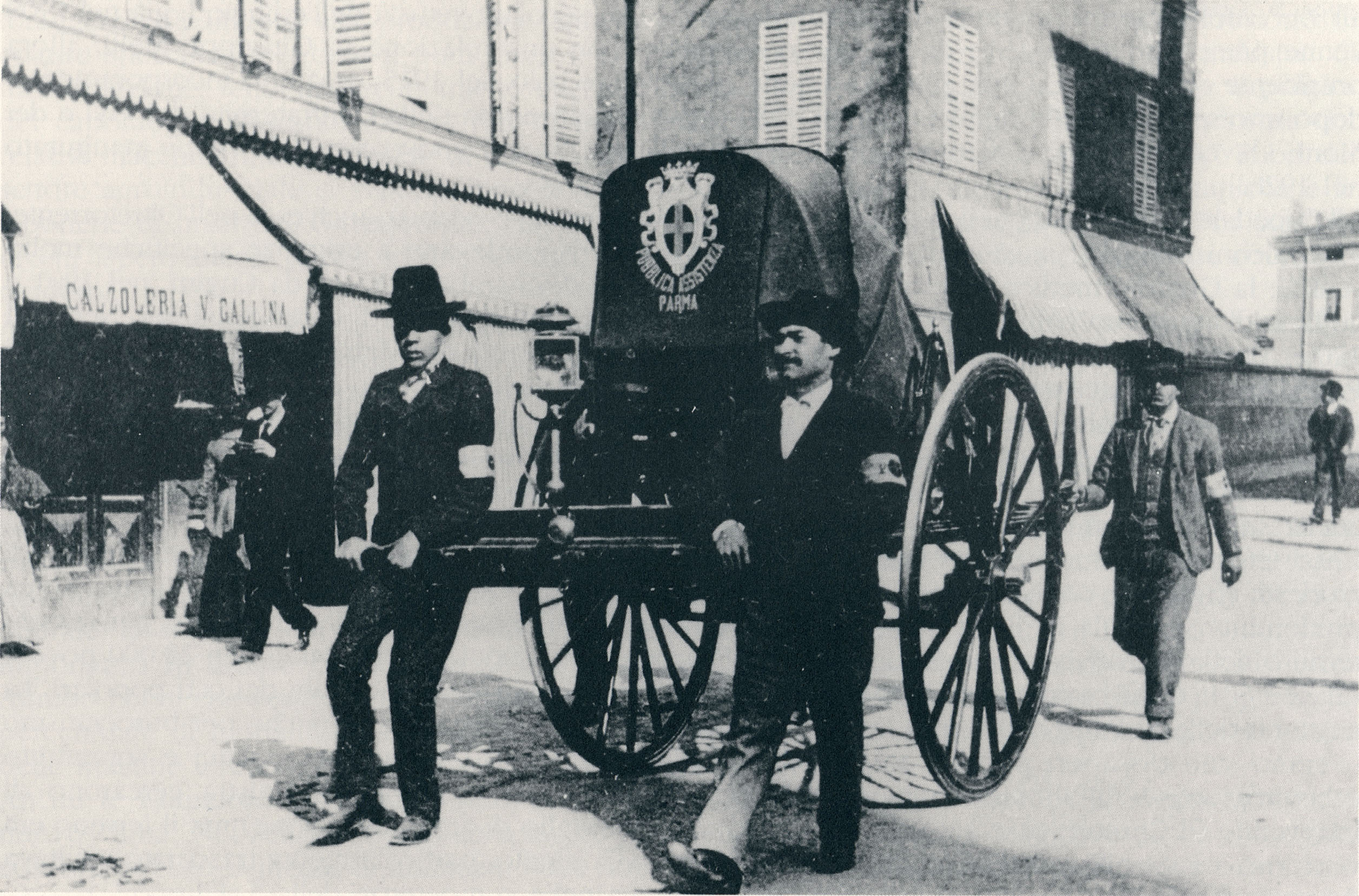 Foto storica di militi di Assistenza Pubblica Parma con carro