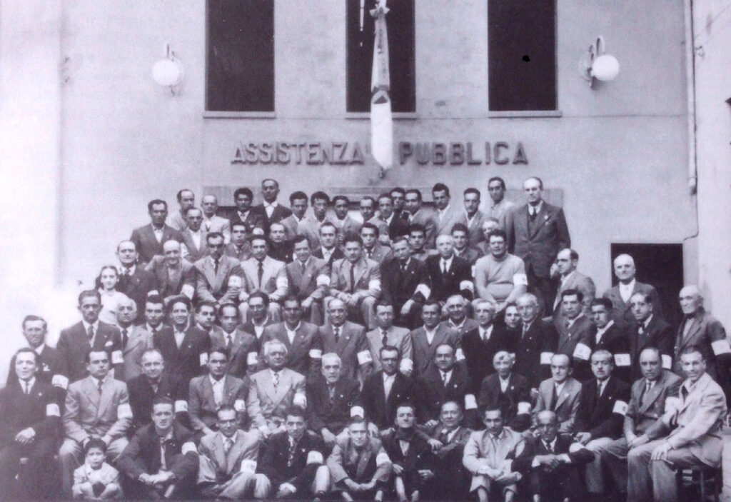 Gruppo di militi davanti alla nuova sede di Assistenza Pubblica Parma (1948)