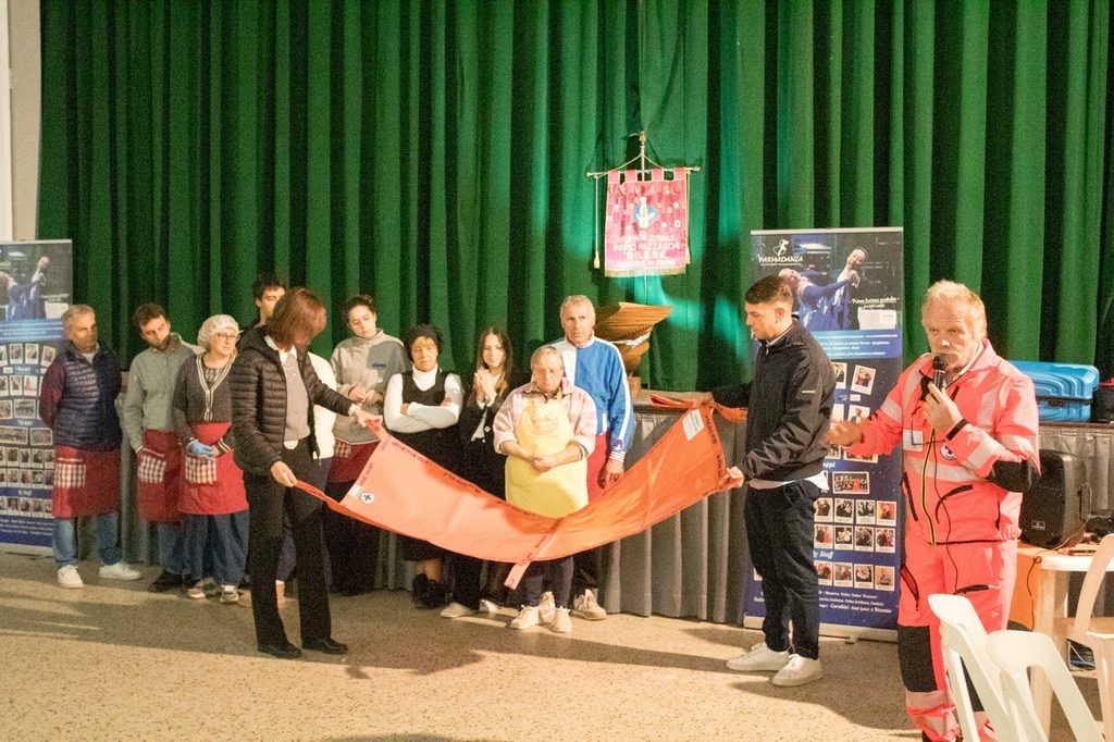 Foto del momento della donazione di teli alla Pubblica