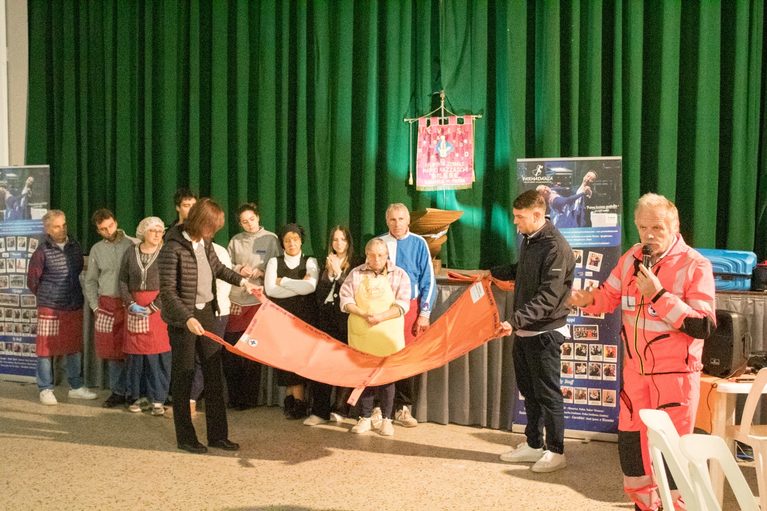 Foto del momento della donazione di teli alla Pubblica